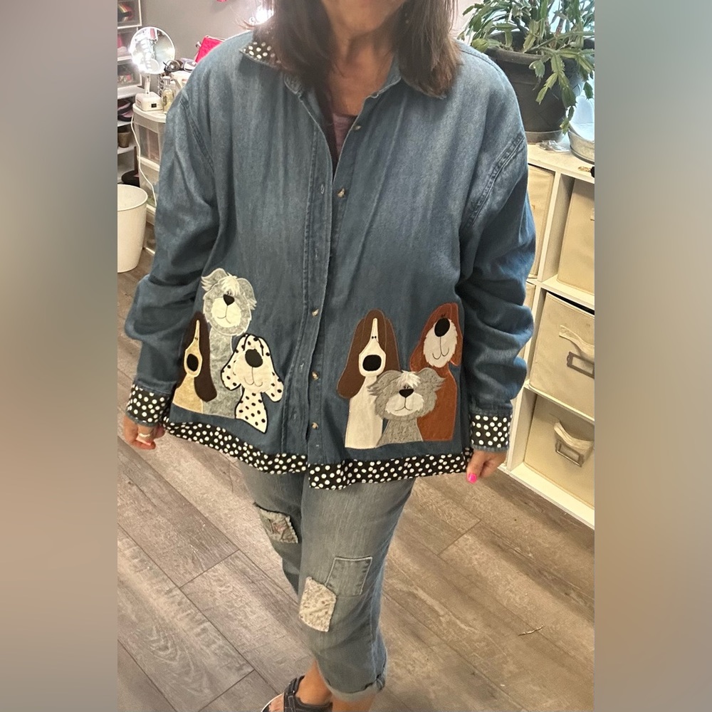 Appliquéd dog shirt